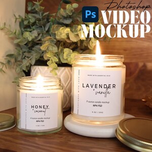 Op de afbeelding: Twee glazen kaarsenpotten met deksels. De kleinere pot is gelabeld met "HONEY + coconut" en de grotere pot is gelabeld met "LAVENDER + vanilla". Beide potten hebben een wit label met zwarte tekst en zijn aangestoken met een vlam.