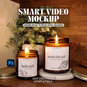 Op de afbeelding: Twee amber glazen sojawas kaarsen met labels. De kaars links heeft een label met de tekst "hello fall" en de kaars rechts heeft een label met de tekst "smells like fall". Beide labels hebben een herfstthema.