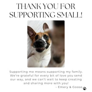 K&ouml;nnte beinhalten: Nahaufnahme von zwei Hunden, einer braun-wei&szlig; und der andere &uuml;berwiegend wei&szlig;, die in die Kamera schauen. Der Text "THANK YOU FOR SUPPORTING SMALL!" befindet sich oben im Bild. Der Text "Supporting me means supporting my family. We're grateful for every bit of love you send our way, and we can't wait to keep creating and sharing more with you! - Emery & Goose" befindet sich unten im Bild.