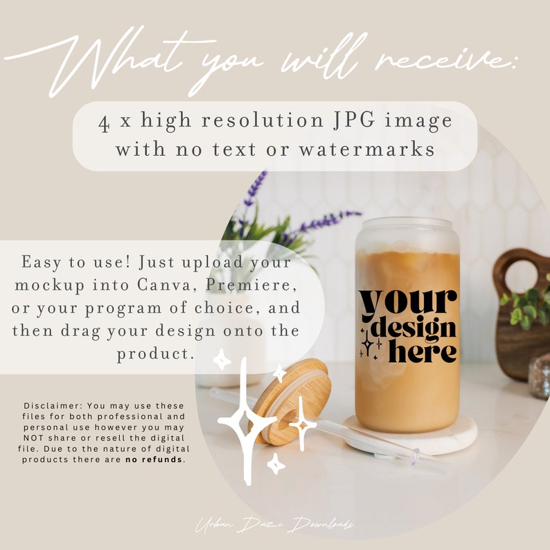 Puede incluir: Una imagen de maqueta de un vaso esmerilado con una pajita y una tapa de madera. El vaso est&aacute; lleno de un l&iacute;quido marr&oacute;n y tiene el texto "your design here". La imagen est&aacute; sobre un fondo marr&oacute;n claro con una superficie de madera y una peque&ntilde;a planta.