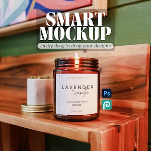 以下が含まれることがあります： 白地に「LAVENDER + vanilla」と「9 ounce candle mockup PNG PSD 9 OZ / 255G」と書かれたラベルが貼られた茶色のガラス製のキャンドルジャー。キャンドルに火が灯され、炎が見えます。キャンドルは木製の棚の上に置かれています。