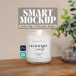 Peut inclure: Un bocal de bougie blanc avec une étiquette indiquant "LAVENDER + vanilla" et "9 ounce candle mockup PNG PSD 9 OZ / 255G". La bougie est allumée et le bocal est posé sur une surface en bois.