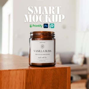 Peut inclure: Un bocal en verre brun contenant une bougie avec une étiquette blanche sur laquelle est inscrit "URBAN DAZE" et "VANILLA BLISS 100% real soy candle mockup made with love 50 hours/jar".