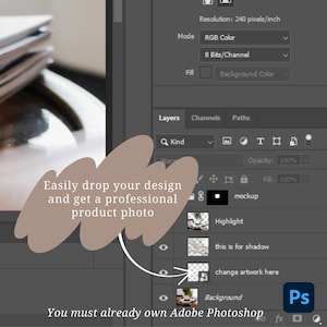 K&ouml;nnte beinhalten: Ein Screenshot eines Computerbildschirms, der eine Produktfoto-Mockup in Adobe Photoshop zeigt. Das Bild zeigt einen wei&szlig;en Hintergrund mit einem silbernen Tablett und einem Stapel Papier. Der Text "Legen Sie Ihr Design einfach ab und erhalten Sie ein professionelles Produktfoto" wird in einer Sprechblase angezeigt. Der Text "Sie m&uuml;ssen Adobe Photoshop bereits besitzen" wird am unteren Bildschirmrand angezeigt.