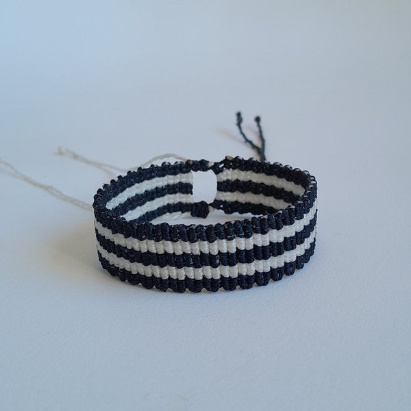 Brazalete macrame Black and White artesanal hippie