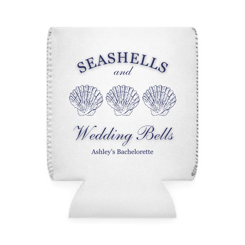 Może przedstawiać: Biały izolator do napoj&oacute;w z napisem "SEASHELLS and Wedding Bells" i trzema ilustracjami muszli w kolorze granatowym. Zawiera r&oacute;wnież tekst "Ashley's Bachelorette".