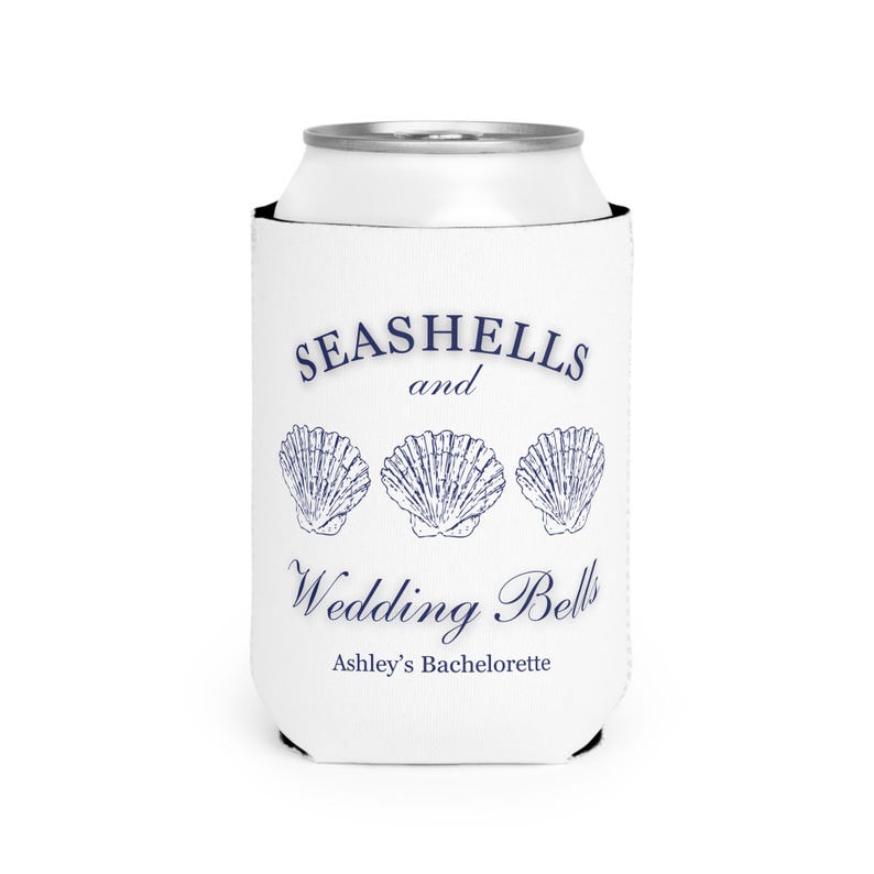 Może przedstawiać: Biała osłona na puszkę z granatowym tekstem i ilustracjami muszli. Tekst brzmi "SEASHELLS and Wedding Bells" z "Ashley's Bachelorette" poniżej. Zaprojektowany, aby napoje były zimne.