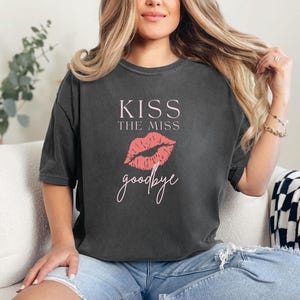 Koszula Kiss the Miss Goodbye Bachelorette, Koszulki na wieczór panieński, Prezent na wieczór panieński, Koszulki na weekend panieński, Propozycja dla druhny