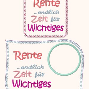 Puede incluir: Un dise&ntilde;o bordado en azul y blanco con el texto "Rente...endlich Zeit f&uuml;r Wichtiges" en rosa, rojo y azul. El dise&ntilde;o est&aacute; rodeado por un borde cosido azul y blanco.