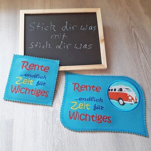 Puede incluir: Dos posavasos de tela azul con costuras blancas y el texto "Rente ...endlich Zeit f&uuml;r Wichtiges" en bordado amarillo, rojo y azul. Un posavasos presenta un autob&uacute;s Volkswagen vintage rojo y blanco en un c&iacute;rculo.