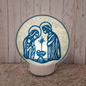 Stickdatei Krippe ITH Aufsatz für Teelicht plus Einzeldatei in drei Größen 6x7 bis 12x12 cm Grußkartenmotiv Winterdeko stickdirwas