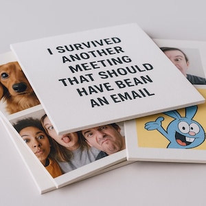 Op de afbeelding: Een stapel witte vierkante doeken. Het bovenste doek heeft de zwarte tekst "I SURVIVED ANOTHER MEETING THAT SHOULD HAVE BEEN AN EMAIL". Andere doeken tonen een hond, gezichten en een cartoonkonijn.