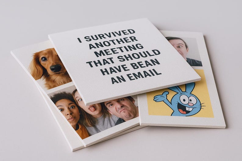 Op de afbeelding: Een stapel witte vierkante doeken. Het bovenste doek heeft de zwarte tekst "I SURVIVED ANOTHER MEETING THAT SHOULD HAVE BEEN AN EMAIL". Andere doeken tonen een hond, gezichten en een cartoonkonijn.