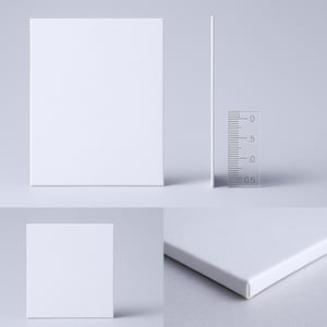 Op de afbeelding: Vier witte vierkante canvaspanelen. E&eacute;n paneel wordt van de zijkant getoond, met een dikte van ongeveer 1,3 cm. Een liniaal wordt naast het canvas geplaatst voor de meting. Het canvas is gespannen over een houten frame.