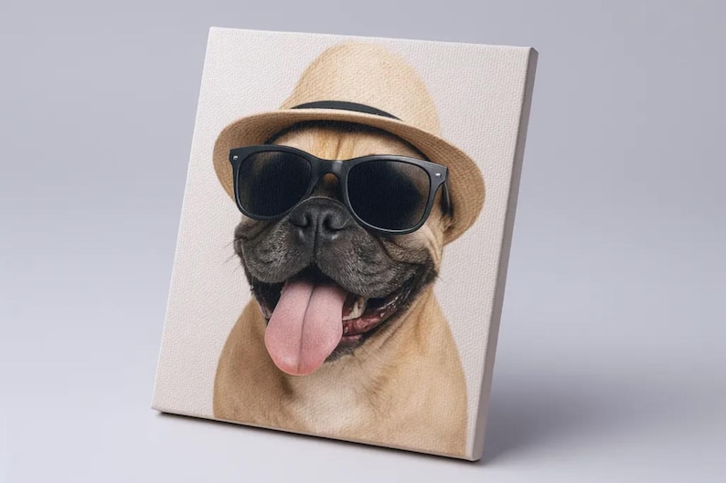 Op de afbeelding: Canvas print van een bruine hond met een strohoed en een zwarte zonnebril. De tong van de hond is zichtbaar. De afbeelding staat op een witte achtergrond.