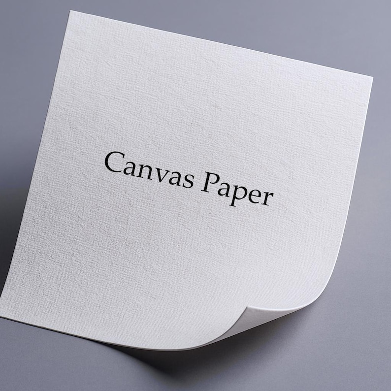 Op de afbeelding: Een close-up van wit canvaspapier met een getextureerd oppervlak. De woorden "Canvas Paper" zijn in het zwart gedrukt. De rechteronderhoek van het papier is licht gekruld, waardoor de onderkant zichtbaar is.