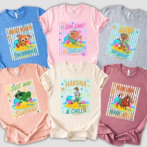 以下が含まれることがあります： さまざまな色の半袖Tシャツ6枚のコレクション。それぞれに漫画のグラフィックとビーチをテーマにしたテキストが描かれています。シャツの色は青、ピンク、グレー、ピーチ、クリーム、マルーンです。グラフィックには、「Just Keep Swimming」や「Hakuna Matata Beach Vibes」などのキャラクターやフレーズが含まれています。