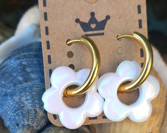 “Flower Pop” earrings/creoles in stainless gold steel and resin flowers.