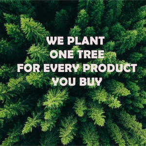 Puede incluir: Vista a&eacute;rea de un denso bosque de &aacute;rboles verdes. El texto blanco dice: "PLANTAMOS UN &Aacute;RBOL POR CADA PRODUCTO QUE COMPRAS."