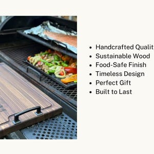 Puede incluir: Tabla de cortar rectangular de madera oscura con asa negra, junto a una parrilla con comida. La tabla tiene el texto "The Meat King". La imagen tambi&eacute;n incluye el texto "Handcrafted Quality", "Sustainable Wood" y "Food-Safe Finish".