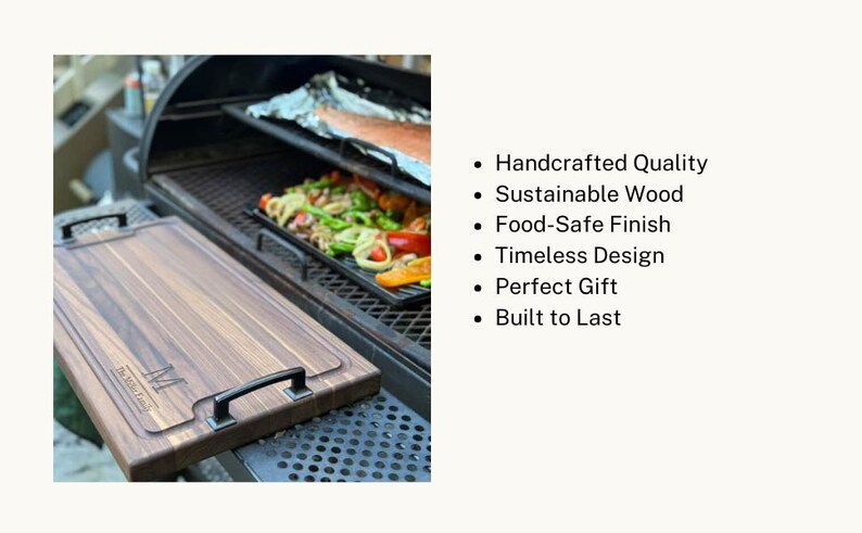 Puede incluir: Tabla de cortar rectangular de madera oscura con asa negra, junto a una parrilla con comida. La tabla tiene el texto "The Meat King". La imagen tambi&eacute;n incluye el texto "Handcrafted Quality", "Sustainable Wood" y "Food-Safe Finish".