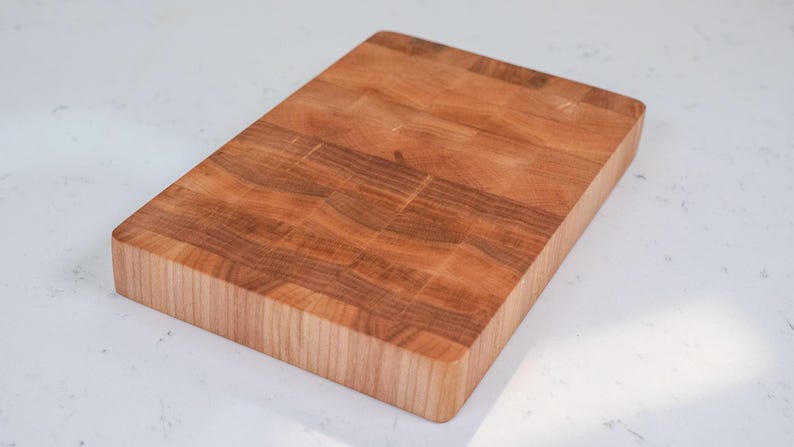 Tabla de cortar mini de madera de grano final: Nogal, cerezo, arce - 6x9. Hecha en EE. UU. Cherry