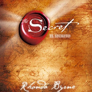 Puede incluir: Portada del libro "The Secret" de Rhonda Byrne. La portada presenta un sello de cera rojo con la palabra "Secret" en blanco, y el título en inglés y español. El fondo es una superficie texturizada, sepia con escritura a mano.