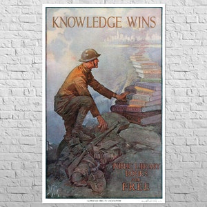 Puede incluir: Un cartel vintage de la época de la Primera Guerra Mundial que promueve la alfabetización. El cartel presenta a un soldado escalando una pila de libros, con el texto "Knowledge Wins" en la parte superior y "Public Library Books Are Free" en la parte inferior.
