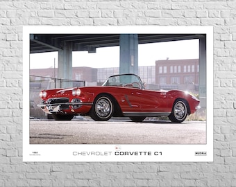 Op de afbeelding: Een rode Chevrolet Corvette C1 cabriolet sportwagen uit 1962 geparkeerd onder een brug. De auto heeft een wit interieur en een zwart dak.