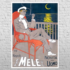 Peut inclure: Affiche vintage représentant un homme en costume et casquette, assis dans un fauteuil en osier rouge, fumant une cigarette. Le fond montre une scène de nuit avec un croissant de lune sur l'eau. Texte: "Napoli E & A. MELE & C. Novità per Uomo."