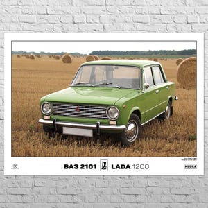 Puede incluir: Un coche Lada 1200 verde aparcado en un campo de balas de paja. El coche tiene una matrícula que dice "BA3 2101".