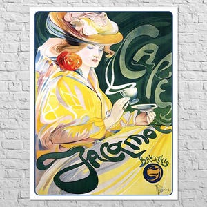 Pode incluir: Um cartaz vintage que anuncia o Cafe Jacqmain em Bruxelas, Bélgica. O cartaz apresenta uma mulher com um vestido amarelo e um chapéu grande, segurando uma xícara de café. O texto "Cafe Jacqmain" está escrito em uma fonte estilizada.