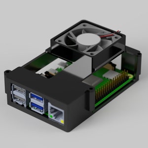 Peut inclure: Boîtier d'ordinateur noir avec un ventilateur de refroidissement sur le dessus. Le boîtier comprend des ports USB, un port Ethernet et une carte de circuit imprimé verte. Le ventilateur est gris avec un centre blanc.