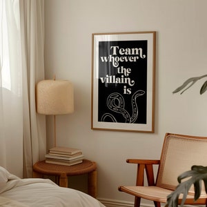 Puede incluir: Impresi&oacute;n enmarcada en blanco y negro con el texto "Team whoever the villain is" y una ilustraci&oacute;n estilizada de serpiente.