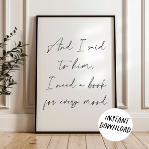 以下が含まれることがあります： 「And I said to him, I need a book for every mood.」という引用句が入った黒いフレームプリント。プリントは白い背景に黒い筆記体のテキストです。右下には「INSTANT DOWNLOAD」という文字が入った白い円があります。