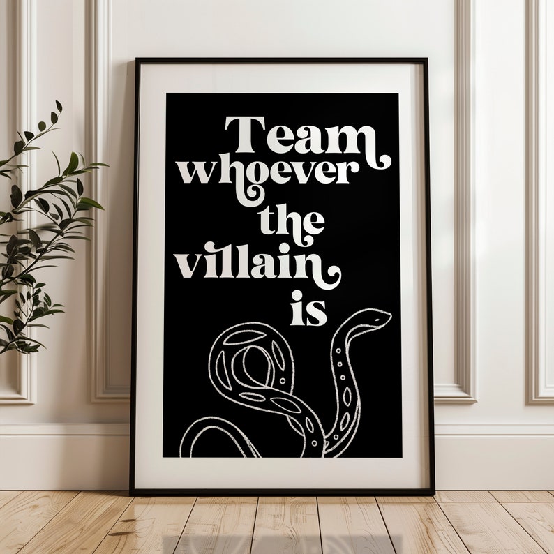 Puede incluir: P&oacute;ster en blanco y negro con el texto "Team whoever the villain is" en una fuente retro. Debajo del texto se representa una serpiente estilizada.
