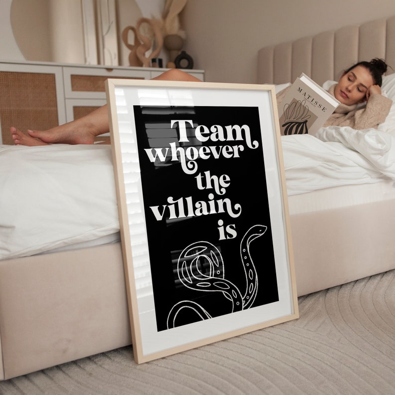 Puede incluir: Impresi&oacute;n enmarcada en blanco y negro con el texto "Team whoever the villain is" y un dise&ntilde;o de serpiente estilizado.