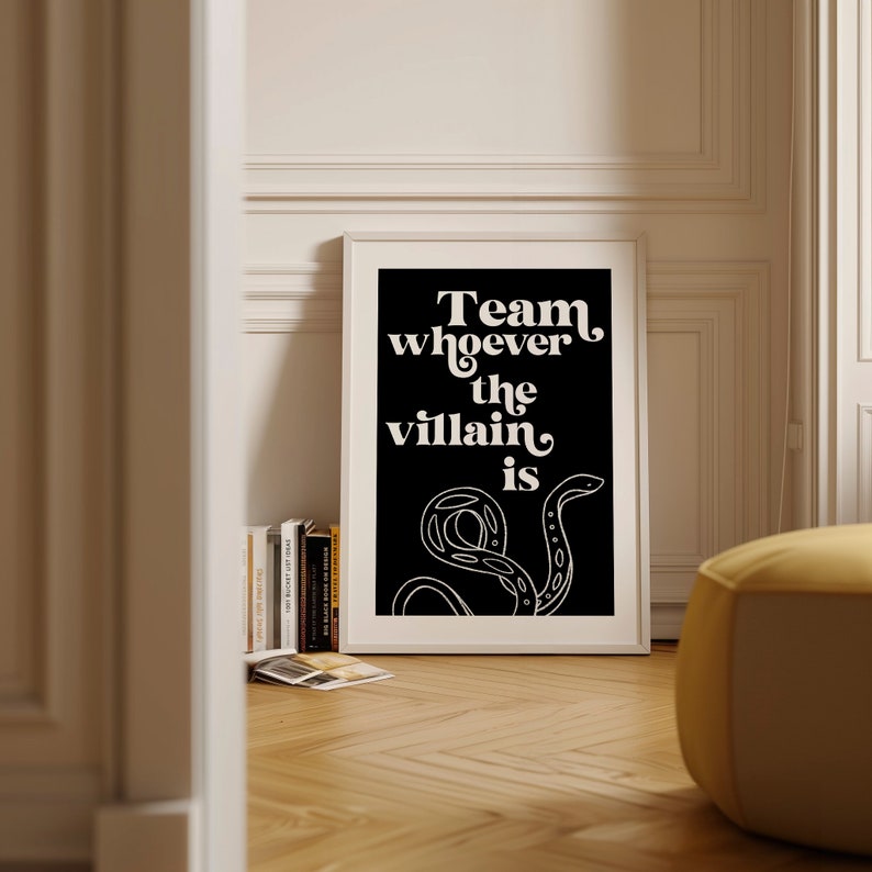 Puede incluir: Impresi&oacute;n enmarcada en blanco y negro con el texto "Team whoever the villain is" y una ilustraci&oacute;n estilizada de serpiente.