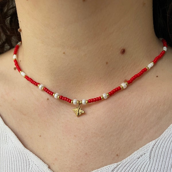 Collier acier inoxydable perles jaunes, blanches et dorées avec pendentif abeille été