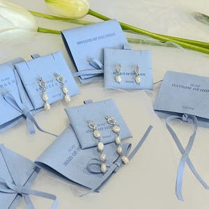 Pendientes colgantes de perlas con nudo chapados en oro de 18k, bolsita azul empolvado, regalo para damas de honor