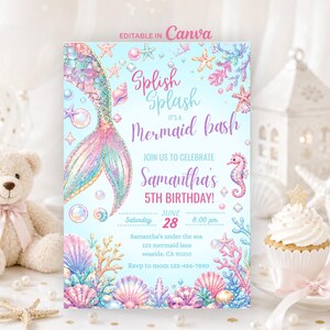 Puede incluir: Una invitación de cumpleaños con temática de sirenas en colores pastel. La invitación presenta una cola de sirena, conchas marinas e hipocampos. El texto incluye "Splish Splash, it's a Mermaid bash" y detalles de la fiesta.