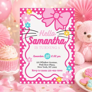 Puede incluir: Una invitación de cumpleaños rosa con lunares blancos, con el texto "Hello Samantha" y "IS TURNING 5". La invitación incluye la fecha, la hora y la dirección. Decorada con flores y un lazo. Una magdalena y galletas están en el fondo.