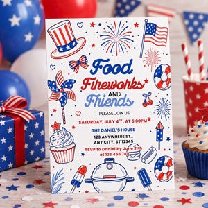 Puede incluir: Una tarjeta de invitación rectangular blanca con ilustraciones en rojo, blanco y azul de fuegos artificiales, un sombrero de copa, una bandera, un cupcake, una parrilla y comida. El texto dice Food Fireworks and Friends, Please Join Us, Saturday, July 4th, at 6:00PM, The Daniel's House, 123 Anywhere St., Any City, ST 12345, RSVP to Daniel by June 21st at 123 456 789.