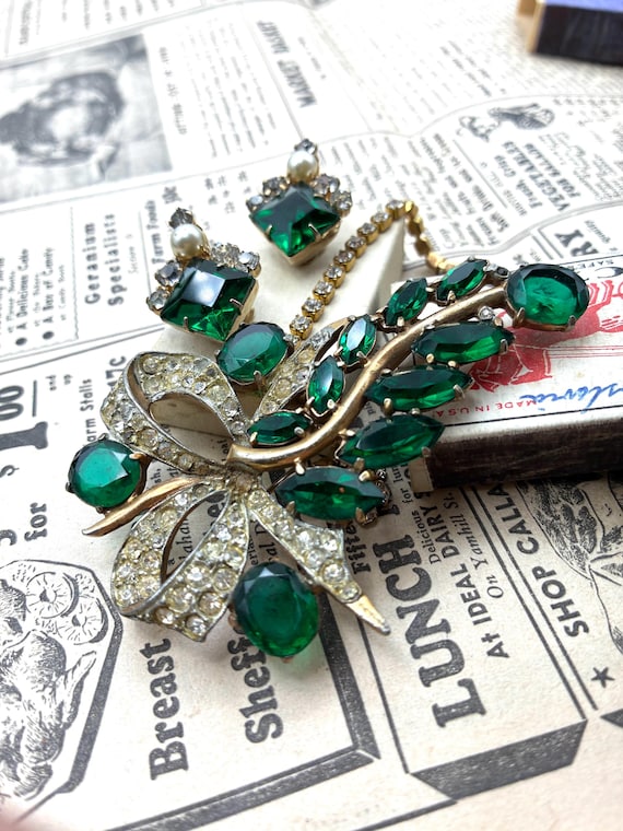 Vintage Green Stoned Gold Toned Jewelry Ensemble / Vintage Costume Jewelry