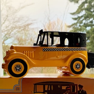 Vintage AVON 1926 Checker Cab Everest After Shave Collector Bottle