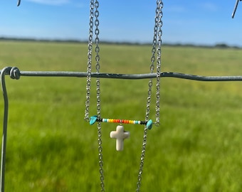 cruz de miçangas e colar de pedra
