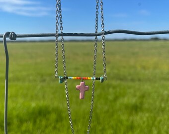 cruz de miçangas e colar de pedra