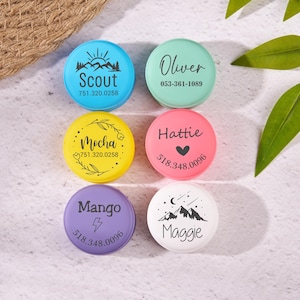 Pode incluir: Seis etiquetas redondas, coloridas e personalizadas com nomes e números de telefone. As etiquetas são nas seguintes cores: azul, amarelo, rosa, roxo, branco e verde.