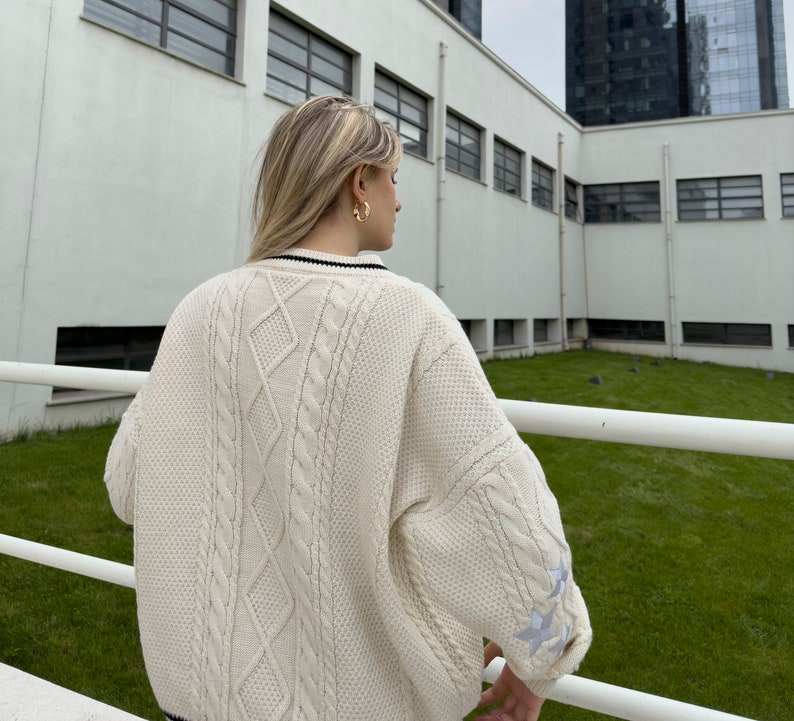 Cardigan folklorique en tricot brodé d'étoiles, cardigan folklorique fait main, cardigan folklorique, cardigan folklorique avec écusson, cadeaux de produits dérivés de la tournée Eras image 6