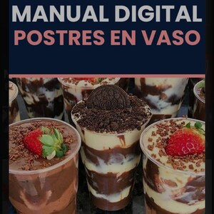 Pode incluir: Várias sobremesas em camadas em copos de plástico transparentes. As sobremesas apresentam camadas de chocolate e creme, cobertas com raspas de chocolate, morangos e um biscoito Oreo. A imagem inclui o texto "MANUAL DIGITAL POSTRES EN VASO."